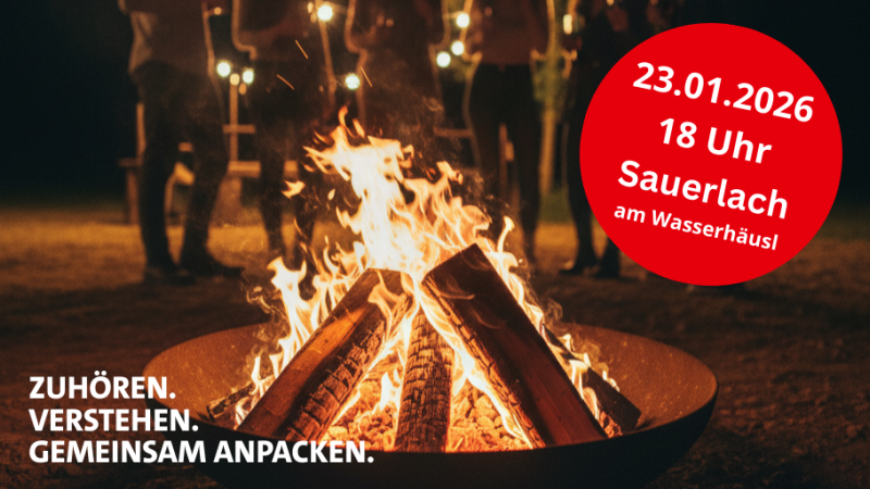 Feuerschale im Vordergrund mit Flammen und Menschen stehen im Hintergrund.